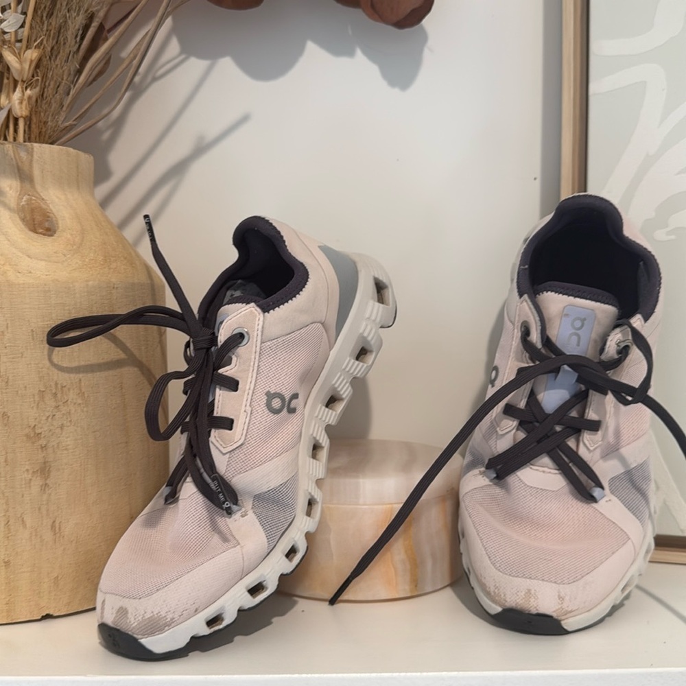 Women On Cloud Size 6.5 but fits like 6